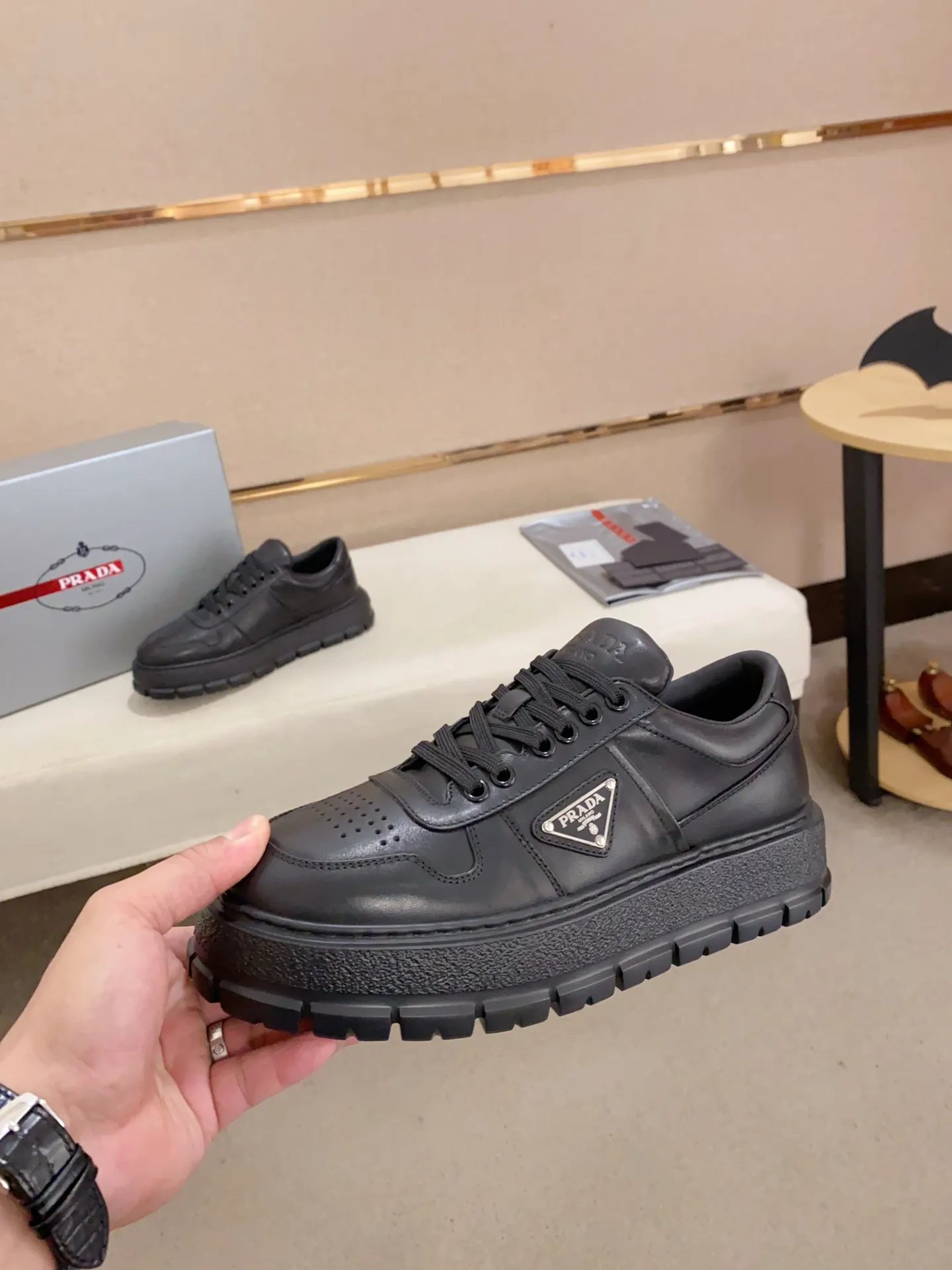 Men's shoes💰 620💰 ✔️✔️✔️Higher version High-quality new PRADA counters are launched simultaneously. The new men's shoes and 😘fabrics are selected from first-layer cowhide and are made by pure handicrafts. Lining: Full cowhide lining. 👍🏿 High-end ☄️ air-cushion molded anti-slip rubber outsole, exquisite lines, simple and elegant, comfortable and high-end for leisure travel. Code number: 38 to 44